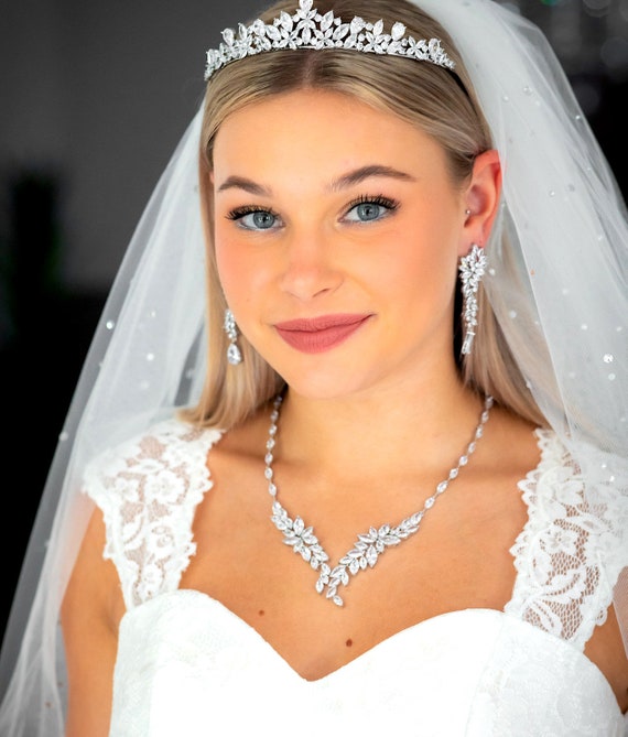 Bridal Necklace Set For Wedding With Pearls #J4109 | Bridal necklace set,  Bridal hair and makeup, Asian bridal hair