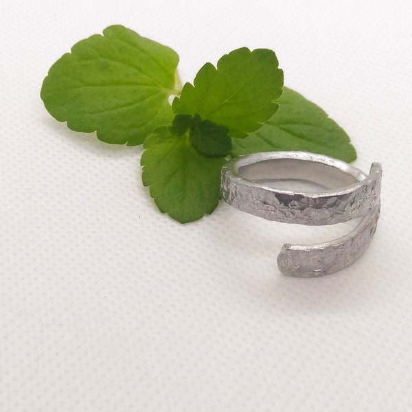 Alu-Ring. Geschenk für Frau. Aluminium-Schmuck. Damen Ring. Breiten Ring. Gehämmerte Ring. Zeitgenössischer Schmuck.