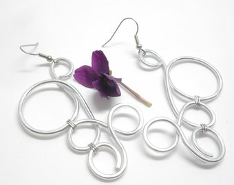 Pendientes geométricos de plata en aluminio. Pendientes de envoltura de alambre para las mujeres. Joyería de aluminio. Pendientes colgantes grandes