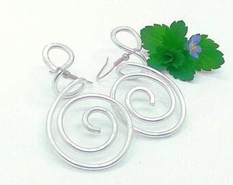 Pendientes espirales plateados en alambre de aluminio. Pendientes envueltos en alambre. Joyería de alambre de aluminio hecha a mano. Joyería de aluminio