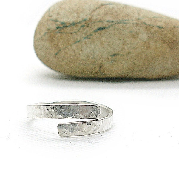 Anello martellato da donna. Anello da donna argento 925 a fascia sovrapposta. Anello minimale. Gioielli argento. Anello argento semplice