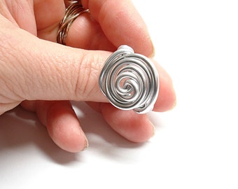 Großer Aluminiumring für Frauen maßgeschneidert. Spiralring. Geschenk für sie. Aluminium-Juwelen. Zeitgenössischer Schmuck