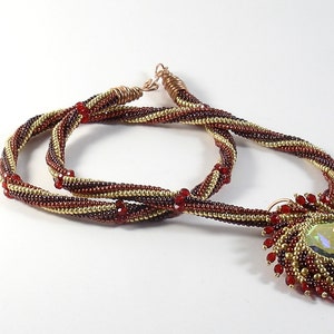 Damenkette. Gold und Kupfer Halskette mit Anhänger. Halskette mit Perlen und Swarovsky Kristall.