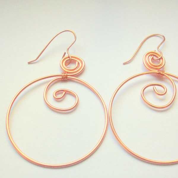 Orecchini a cerchio wire wrapped in rame. Motivo a spirale. Hand made.