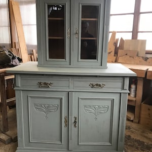 Chest of drawers with Art Nouveau attachment in a shabby look