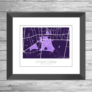 Könnte beinhalten: Eine violette und weiße Karte des Amherst College in Amherst, Massachusetts. Die Karte zeigt die Gebäude des Campus und die umliegenden Straßen.