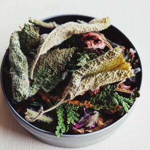Spökrökelse. Lös rökelseblandning av parfymerad dominikansk salvia, patchouli, doftande pelargoner och tuja (livets träd, kanadensiskt).