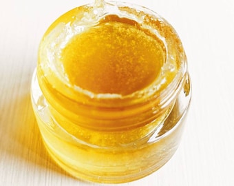 Haunt. Profumo naturale. Incenso ambrato-miele, resine fumanti, terra, vibrante attar di gelsomino. Fragranza botanica, vegana. Aprile 2023