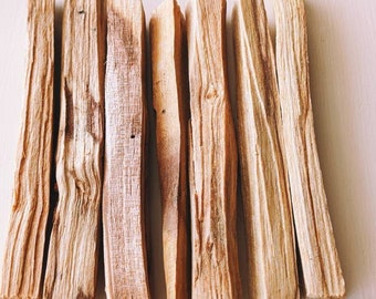 Perfume sólido de Palo Santo Soliflore. Nota única de perfume sólido de palo santo. Resina, madeira, óleos essenciais. Extratos próprios. Sustentável. Outubro de 2025.