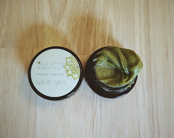 Melk Oolong Gardenia. solide parfum van handgemaakte extra's en enfleurage. allemaal natuurlijk, biologisch, handgemaakt. Wild Veil-geur. Maart 2025
