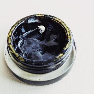 Patchouli Soliflore. natural perfume. chocolate foil wrapper, menthol, dinosaur dirt, tobacco, prehistoric mist, tar, swamp, paper. Aug 2023