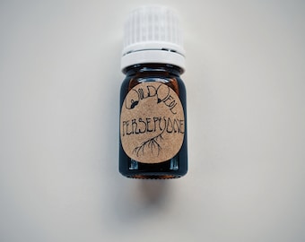 Perséfone. Perfume natural. Jazmín, oud y sándalo. Lima, ládano, bergamota, pachulí, musgo de roble, esencia de madera de agar. Marzo de 2025.