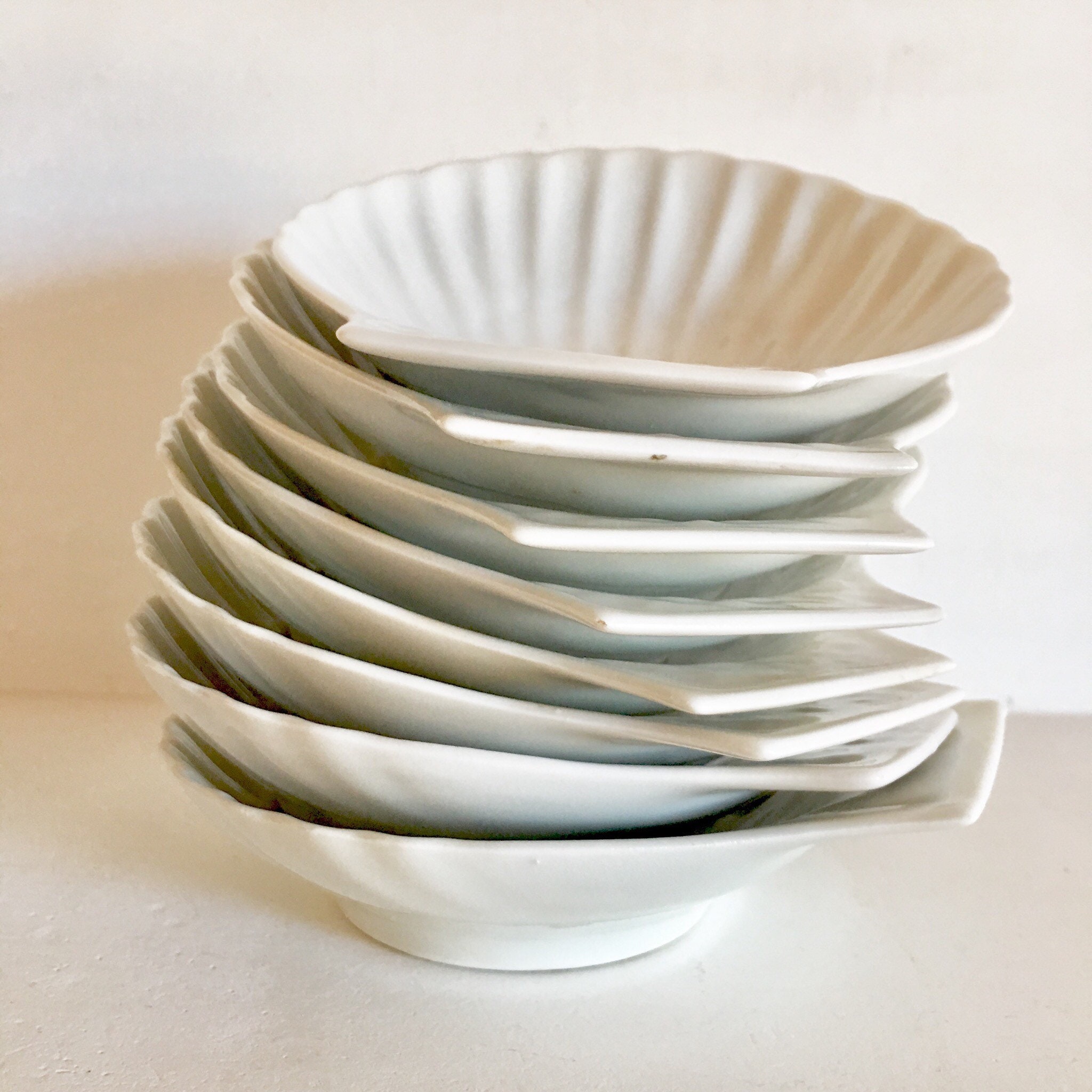 French Vintage Scallop Dishes Apilco Coquille Saint Jaques Plates french-vintage-scallop-dishes-apilco-coquille-saint-jaques-plates