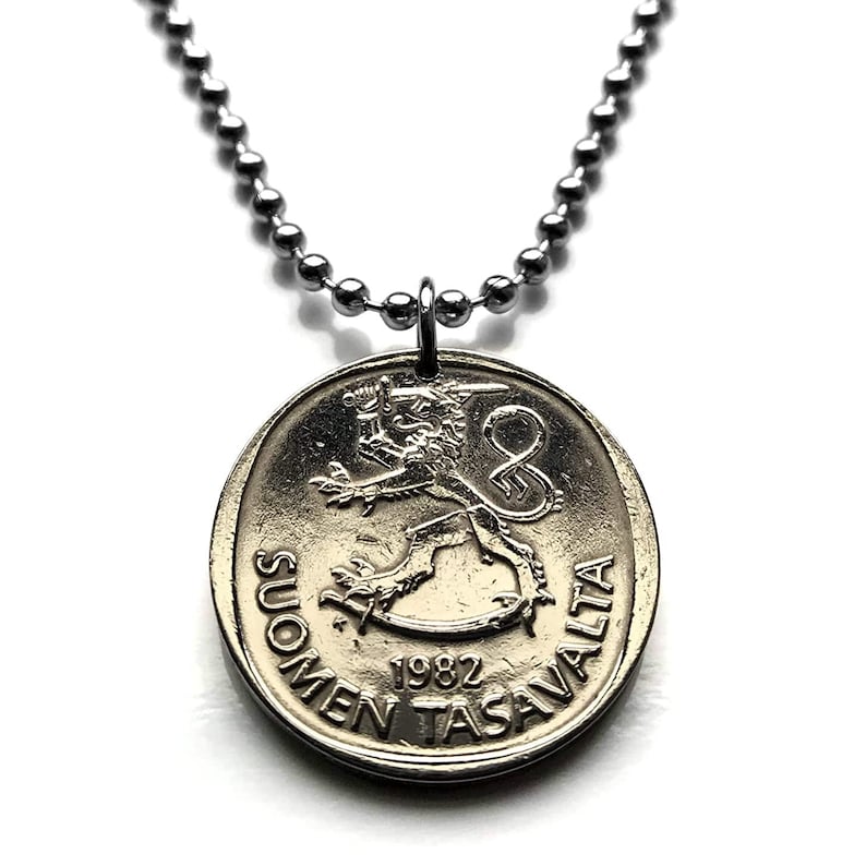 May include: A silver necklace with a 1982 Finnish coin pendant featuring the Finnish lion and the text "SUOMEN TASAVALTA".