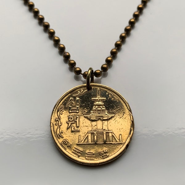 1979 South Korea 10 Won coin pendant necklace stone Dabotap Pagoda Gyeongju Mount Toham Gyeongbuk Hangul Hanja Mugunghwa Taegukgi n000108