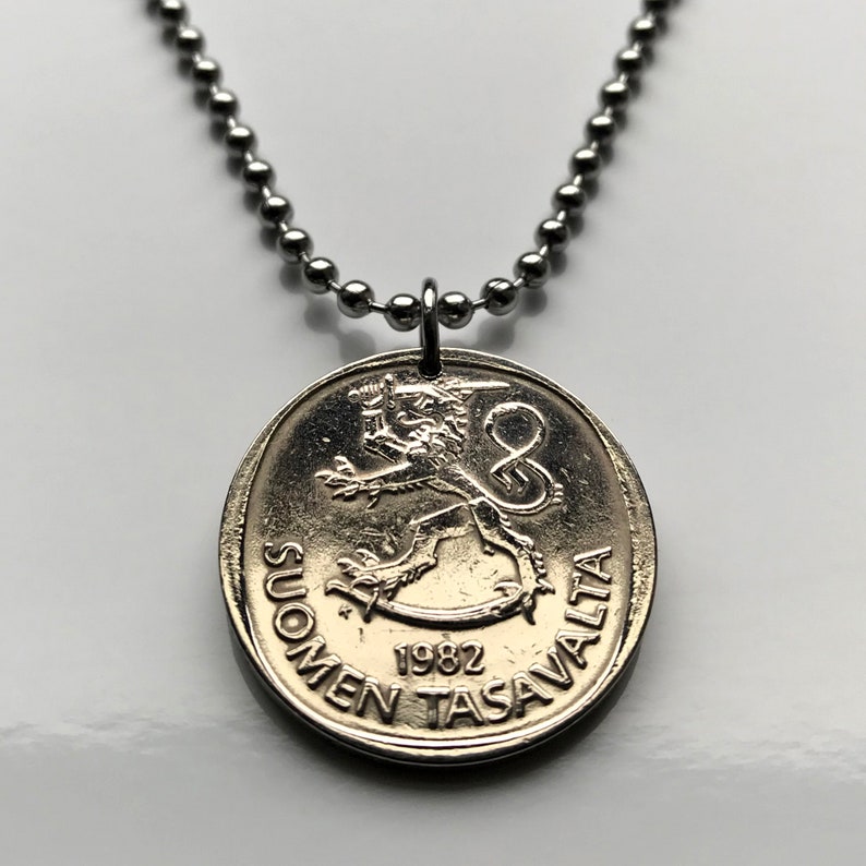 May include: A silver necklace with a silver coin pendant featuring the Finnish coat of arms, a lion holding a sword, and the text "SUOMEN TASAVALTA 1982".