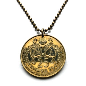 Może przedstawiać: Złoty naszyjnik z okrągłym wisiorem, na którym widnieje napis "25 FLORIJN" i "OOSTENDSE", a także herb i data "15 JUNI TOT 15 SEPTEMBER 1980".