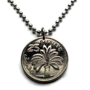 Pode incluir: Um colar prateado com um pendente de moeda. A moeda exibe um desenho de palmeira e o número 25. O colar tem uma corrente de bolas e um fecho simples. A moeda tem aproximadamente 2,5 cm de diâmetro.