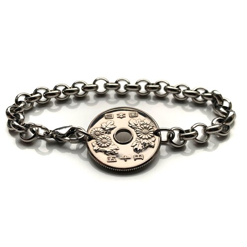Pulseira com moeda de 50 ienes do Japão (1967-2018) - Crisântemos japoneses - Tóquio, Osaka, Fukuoka, Okinawa - Kanji, Hiroshima, Sendai - b000053