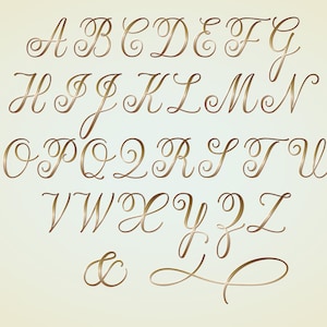 Puede incluir: Un alfabeto de color dorado con una fuente cursiva. Las letras están estilizadas con remolinos y florituras.