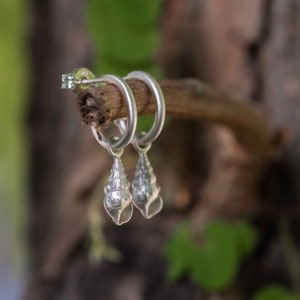 Kolczyki Huggie Seashell Hoops, Srebro Sterling, Małe kółka z zawieszką, Biżuteria letnia