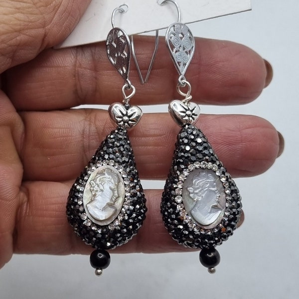 BOUCLES D'OREILLES GOUTTES avec strass noirs et camée en nacre à profil de dame, boucles d'oreilles brillantes, boucles d'oreilles de soirée, cadeau