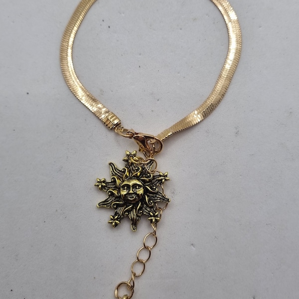 BRACCIALE dorato regolabile con grande charms a sole, per polso piccolo, golden adjustable bracelet with sun pendant, for small wrist
