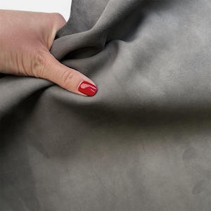 Piel de cordero de gamuza gris oscuro 2-4 pies cuadrados // 0,16-0,46 m2 Piezas de costura suave 1,3-1,4 mm // 3,25-3,5 oz Pieles italianas GRIS OSCURO 1576