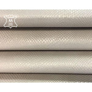 Beige PERLAMUTER-SLANGENprint Stukken van echt leer met stof op achterkant 810, 5oz echt lamsleren lakens Glanzende slangenprint om te naaien