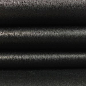 イタリアンレザーハイド / マットブラックの高品質レザー / 厚さ0.9mm / 縫製素材 / ジャケット用レザー 3平方フィート マット 520