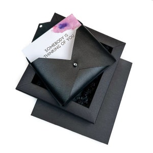 CARTE-CADEAU physique pour le cuir AA Achat dans notre boutique Etsy / Coffret cadeau avec enveloppe en cuir avec fermeture / Porte-carte présent pour l’artisanat
