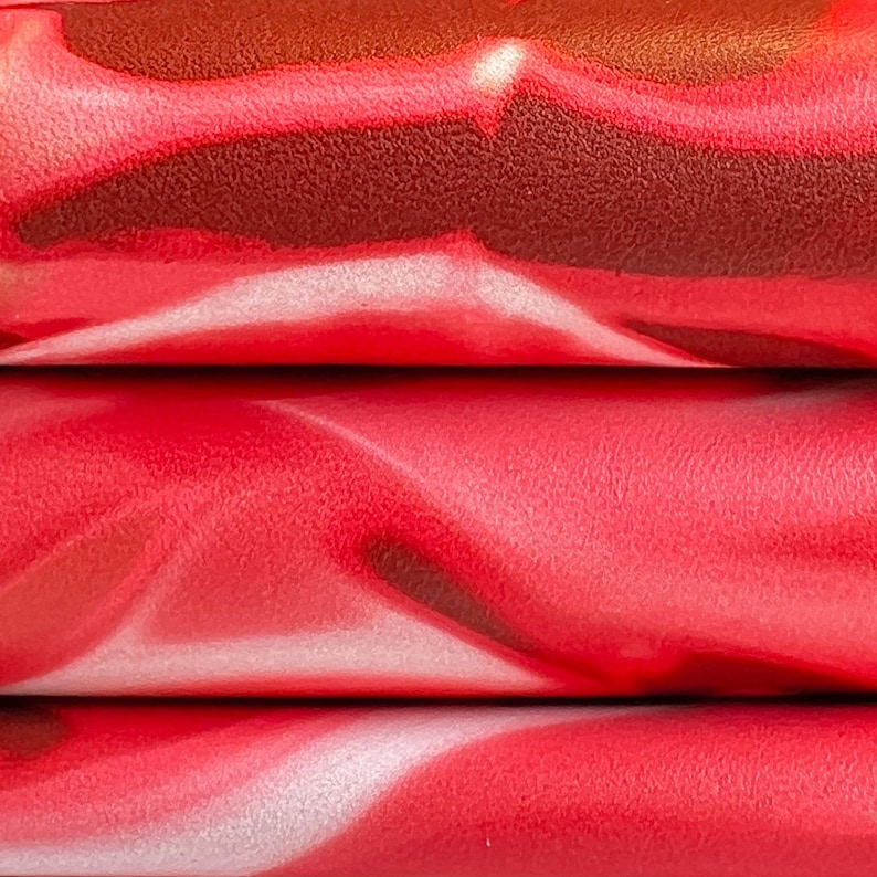 Cuero teñido anudado abstracto rojo con estampado de rosas. Superficie: 5-6 pies cuadrados. Impresión única de 0,48-0,60 pulgadas. Material de artesanía grueso y liso. 1452, 1,1 mm/2,75 oz. imagen 2