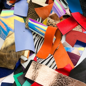 Lot de petites chutes de cuir / Restes de peau de mouton souple / Petites chutes de cuir pour artisanat / Mélange de couleurs vives