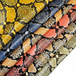 Cuero con estampado de serpiente en colores del arco iris de verano BRILLANTES, a elegir, textura con tacto de reptil real, corte láser impreso, mezcla de serpientes clásicas, 1366, 0,9 mm