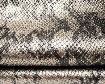 Couro com estampa de pele de cobra na cor nacre metálico // O tamanho de uma pele 5 pés quadrados // Tecido de pele de cordeiro natural // Cobra pérola 982 0,9 mm / 2,25 onças