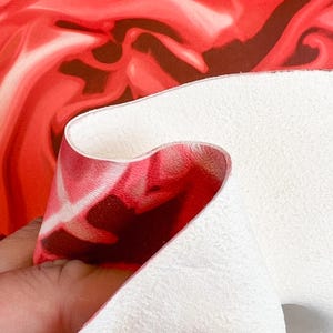 Cuero teñido anudado abstracto rojo con estampado de rosas. Superficie: 5-6 pies cuadrados. Impresión única de 0,48-0,60 pulgadas. Material de artesanía grueso y liso. 1452, 1,1 mm/2,75 oz. imagen 7