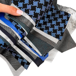 Pode incluir: Uma coleção de amostras de couro em várias texturas e padrões. As amostras apresentam tons de azul, preto e prata, com desenhos de pata de galinha e listras. Algumas têm uma aparência texturizada, semelhante à de um réptil, e outras têm uma borda de malha.