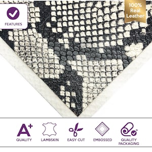 Drap imprimé serpent / Morceaux de cuir d'agneau véritable 6 x 6 / 8 x 10 / 12 x 12 / 12 x 18 / 18 x 24 morceaux texturés serpent / Snake crème 965 1,2 mm / 3 oz
