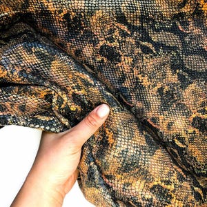 Cuir d'agneau imprimé serpent noir et orange 6, 7, 8, 9 pi² pièces Vrai cuir animal 0,9 mm // 2,25 oz SERPENT DU DÉSERT 980