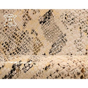 Cuir beige imprimé serpent // Matière douce et texturée // Tissu imprimé serpent doré // 0,3 à 0,7 m² // BEACH SAND SNAKE, 1372, 0,9 mm / 64 g