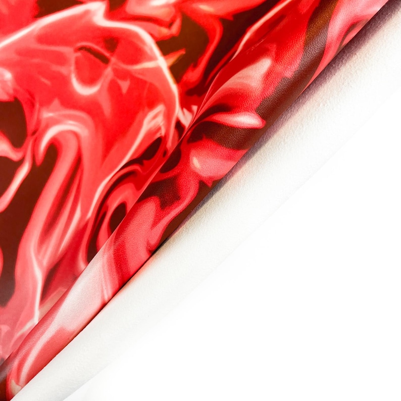 Cuero teñido anudado abstracto rojo con estampado de rosas. Superficie: 5-6 pies cuadrados. Impresión única de 0,48-0,60 pulgadas. Material de artesanía grueso y liso. 1452, 1,1 mm/2,75 oz. imagen 5