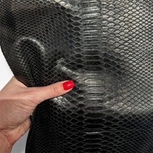 Véritable peau de python noir brillant en cuir véritable de peau de serpent, texture à véritable échelle de 0,8 mm / 2 oz PYTHON noir brillant