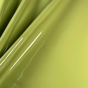 Pele de cordeiro envernizada verde pastel claro 7 - 9 pés quadrados // 0,66 - 0,96 m2 Pedaços de tecido de couro brilhante para costura PATENTE VERDE 1559