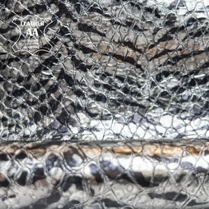 Metallic zilver en zwarte vlek Zebra dierenprint 4 - 5 sqft // 0,38 - 0,5 m2 Crafting Hide SPOTY ZEBRA 1487 () 1,1 mm/2,75 oz