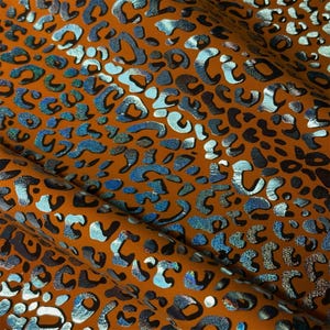 Cuir d'agneau suédé orange avec imprimé léopard brillant 4 - 5 pieds carrés // 0,36 - 0,56 m2 Pièces à coudre douces 0,9 mm/2,25 oz ORANGE LEO 1550