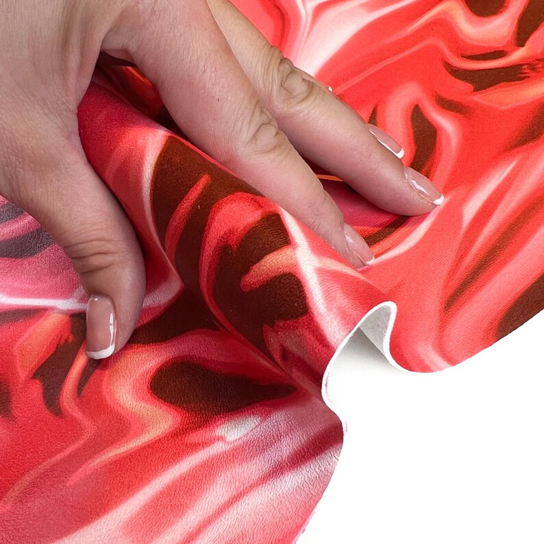 Cuero teñido anudado abstracto rojo con estampado de rosas. Superficie: 5-6 pies cuadrados. Impresión única de 0,48-0,60 pulgadas. Material de artesanía grueso y liso. 1452, 1,1 mm/2,75 oz. imagen 6