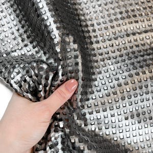 Pelle di agnello metallizzata argento scuro con pezzi perforati tagliati al laser 4, 5 piedi quadrati Tessuto italiano lucido 0,9 mm/2,25 oz DARK LASER 1522