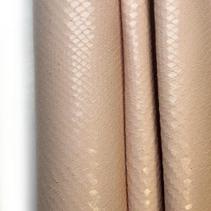 Pastellrosa Lammleder mit Schlangenhaut Druck 5 - 8 sqft Geprägte Lederstücke zum Nähen 0.7 mm/1.75oz Schlange Schlange 1598