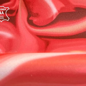 Cuero teñido anudado abstracto rojo con estampado de rosas. Superficie: 5-6 pies cuadrados. Impresión única de 0,48-0,60 pulgadas. Material de artesanía grueso y liso. 1452, 1,1 mm/2,75 oz. imagen 1