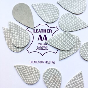 4 unidades em forma de lágrima de couro em forma de couro texturizado prateado e branco para brincos